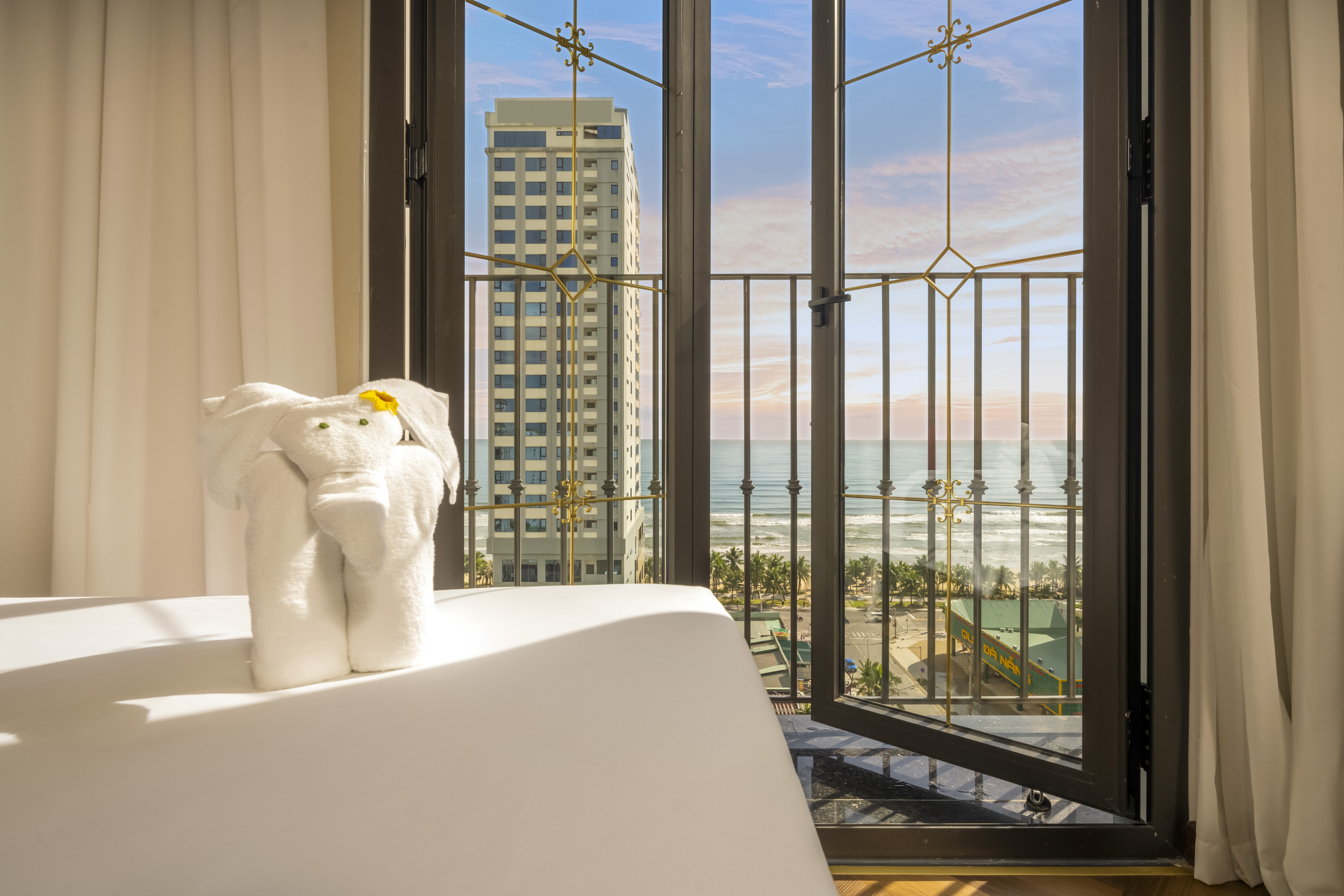 Golden Lotus Luxury Hotel
